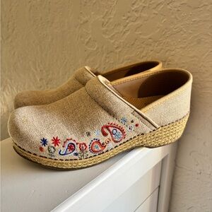 Dansko Clogs Size 39 (8.5-9) Jute Embroidered Linen Style Clogs Tan Medical